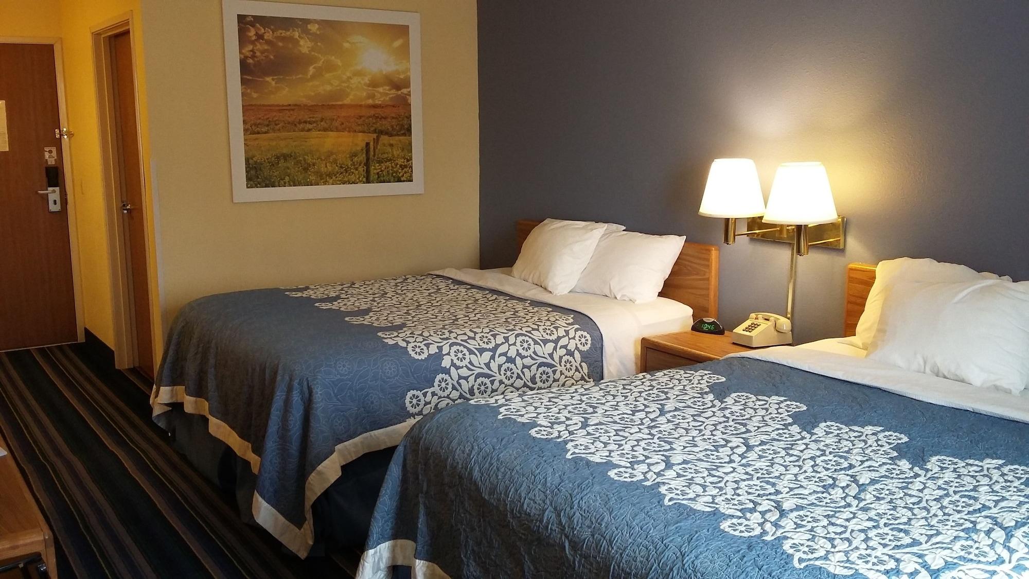 Days Inn By Wyndham Johnson Creek Экстерьер фото