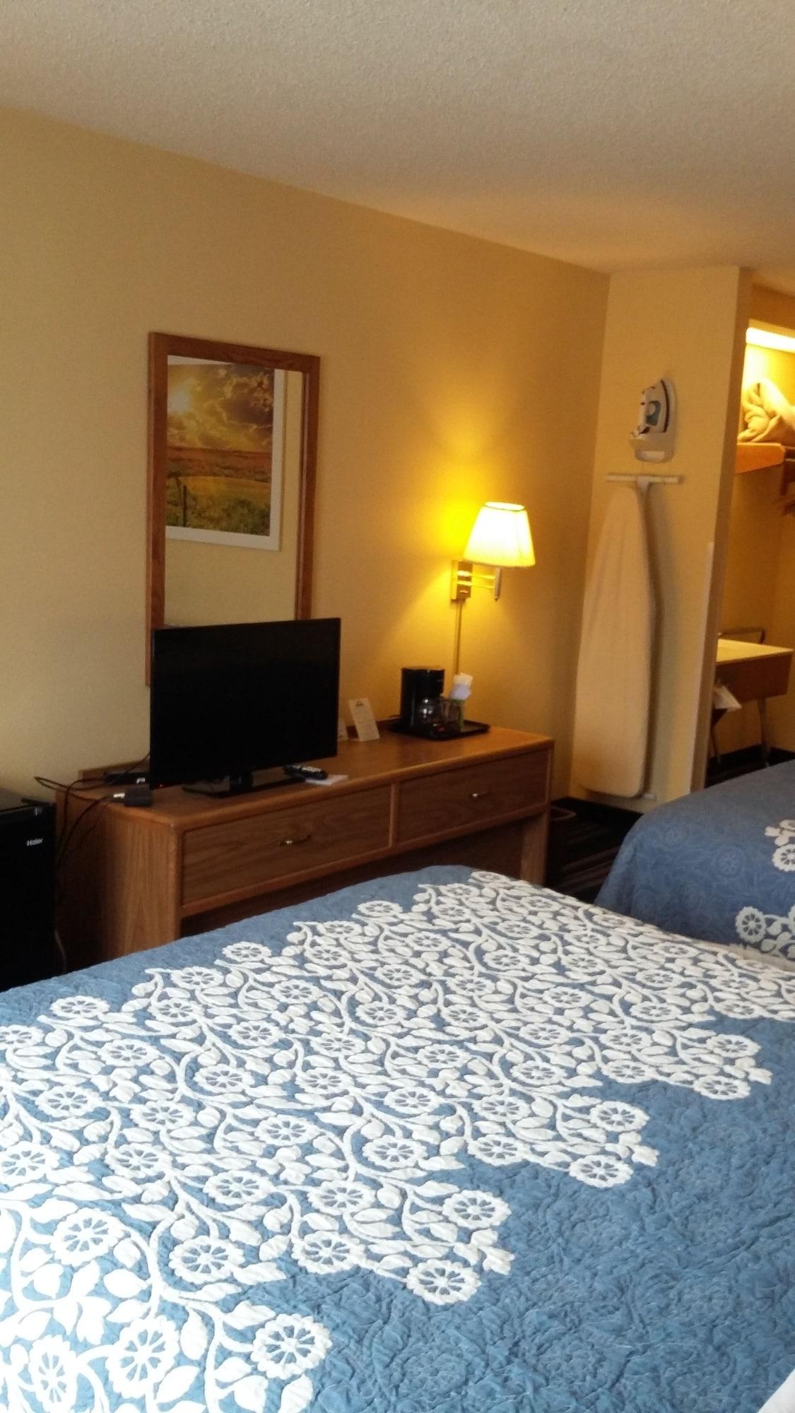 Days Inn By Wyndham Johnson Creek Экстерьер фото