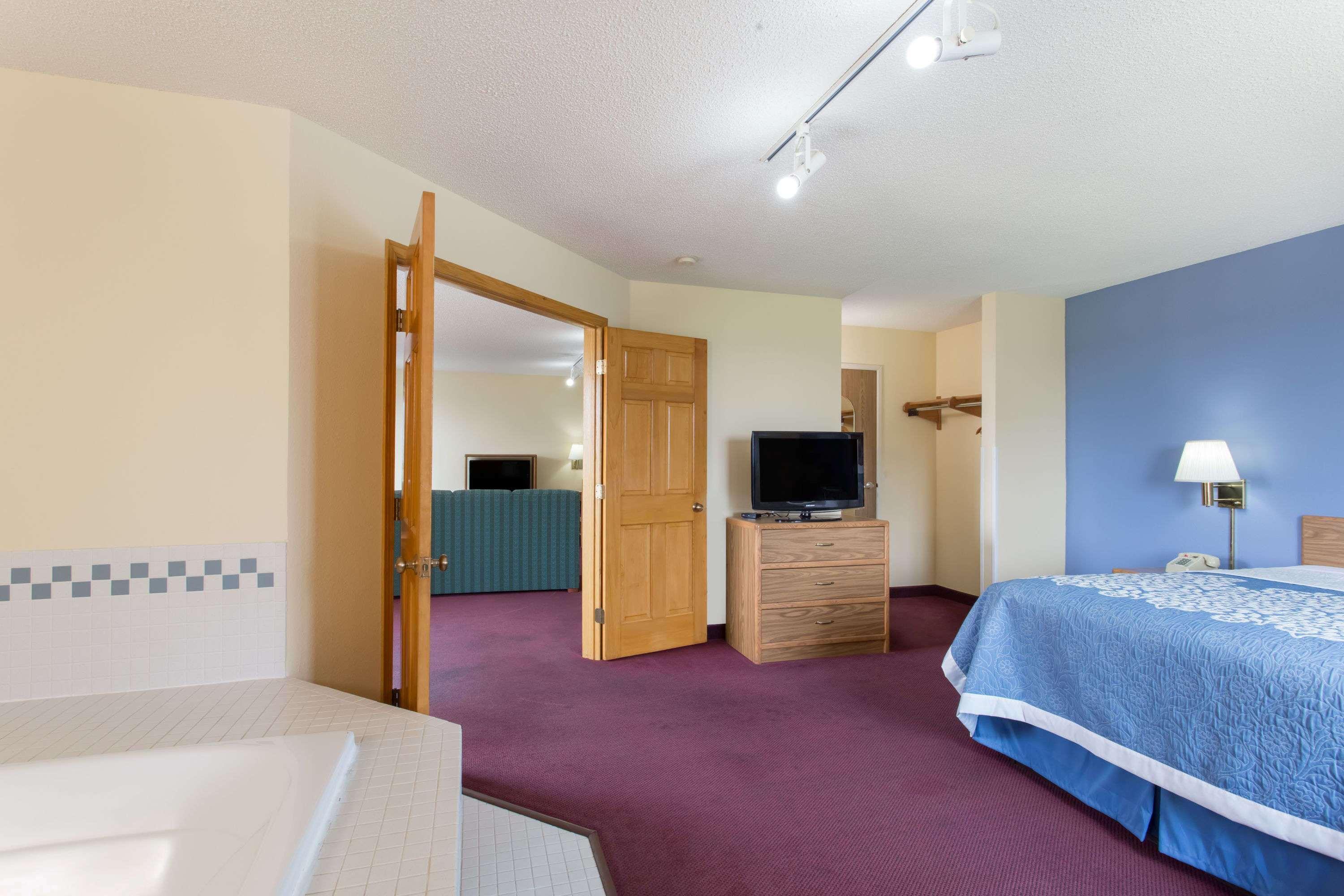Days Inn By Wyndham Johnson Creek Экстерьер фото