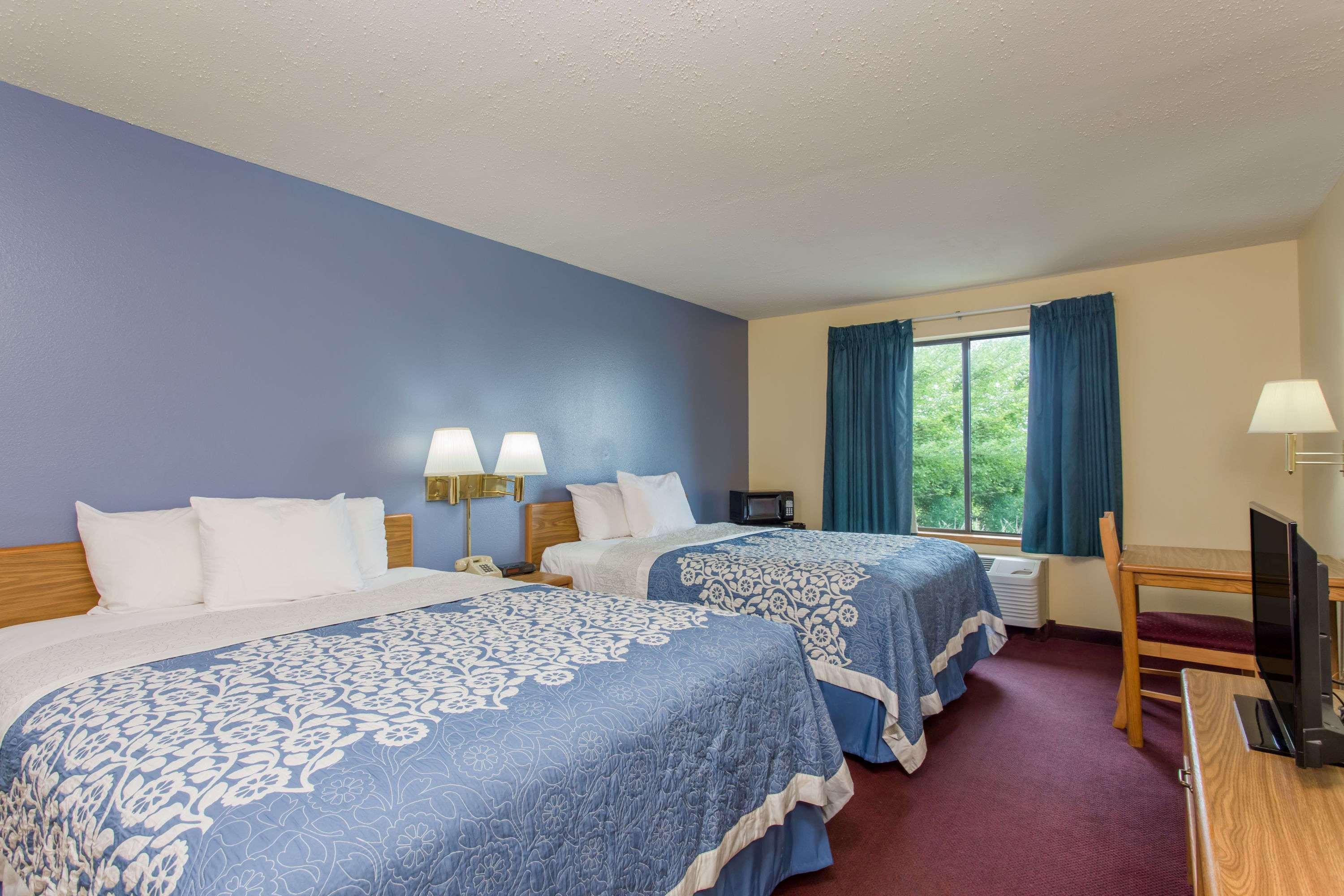 Days Inn By Wyndham Johnson Creek Экстерьер фото