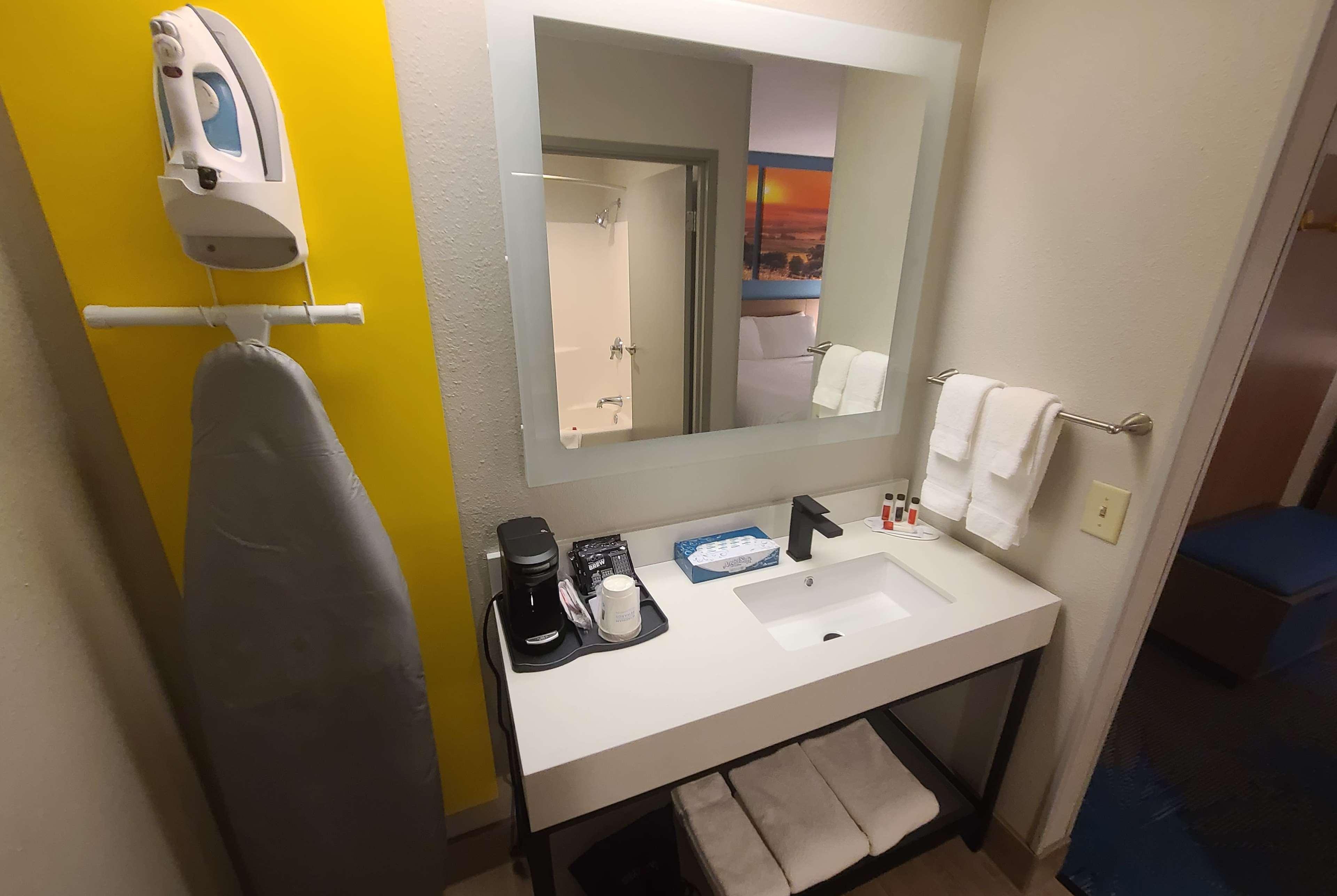 Days Inn By Wyndham Johnson Creek Экстерьер фото